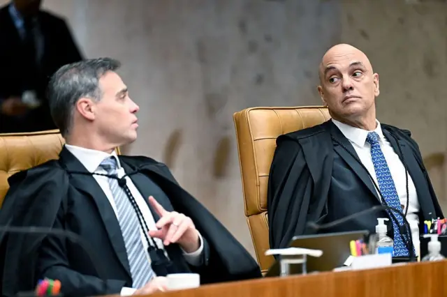 Crise entre integrantes do Supremo Tribunal Federal e o governo federal aumenta a tensão política antes das eleições.