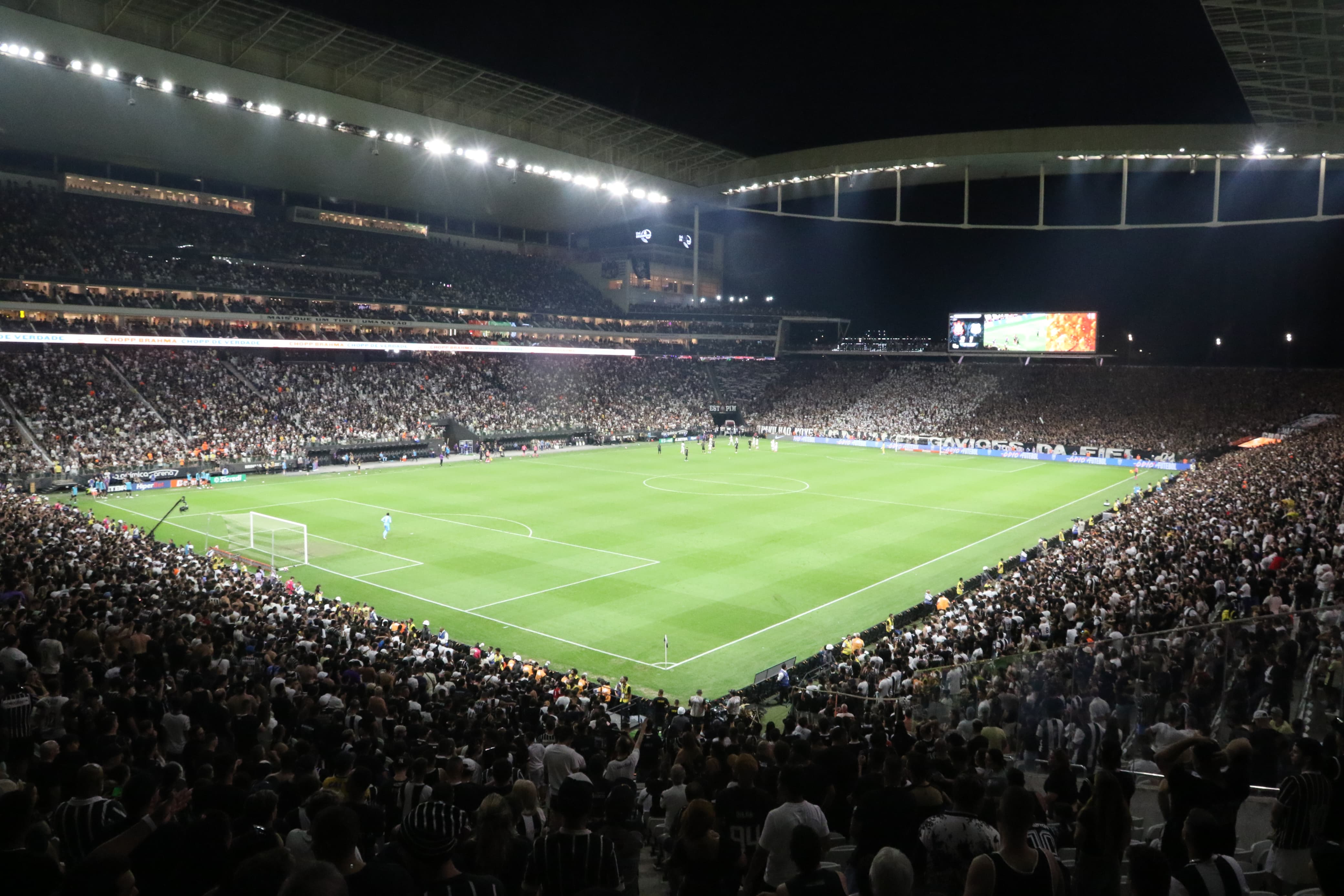 Jogadores do Corinthians abatidos após derrota para a Chapecoense na Neo Química Arena
